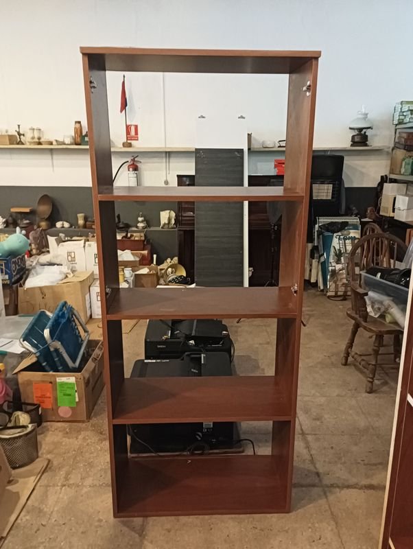 Lote siguiente: Estantería de madera con detalles