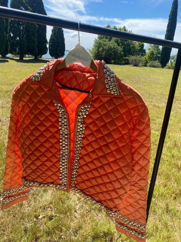 Campera capitoneada roja con piedras de fantasía - imagen 1
