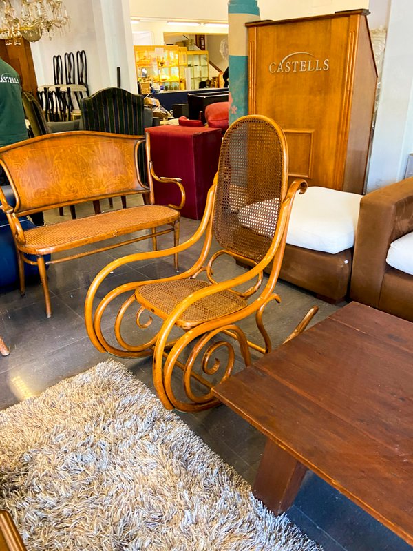 Mecedora de Caña y Mesa Auxiliar de Madera Estilo Clásico - imagen 1