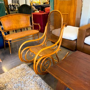 Lote anterior: Mecedora de Caña y Mesa Auxiliar de Madera Estilo Clásico