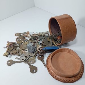 Caja Redonda de Cuero Repujado con Llaves Variadas - imagen 3