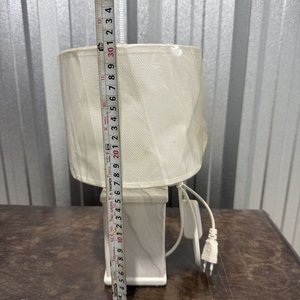 Lámpara de Mesa con Base Rectangular Mármolada y Pantalla Texturizada - imagen 4