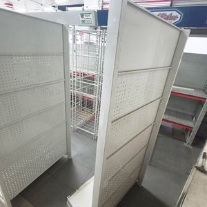 Exhibidor Metálico Blanco con Panel Perforado y Cabecera Lisa - imagen 2