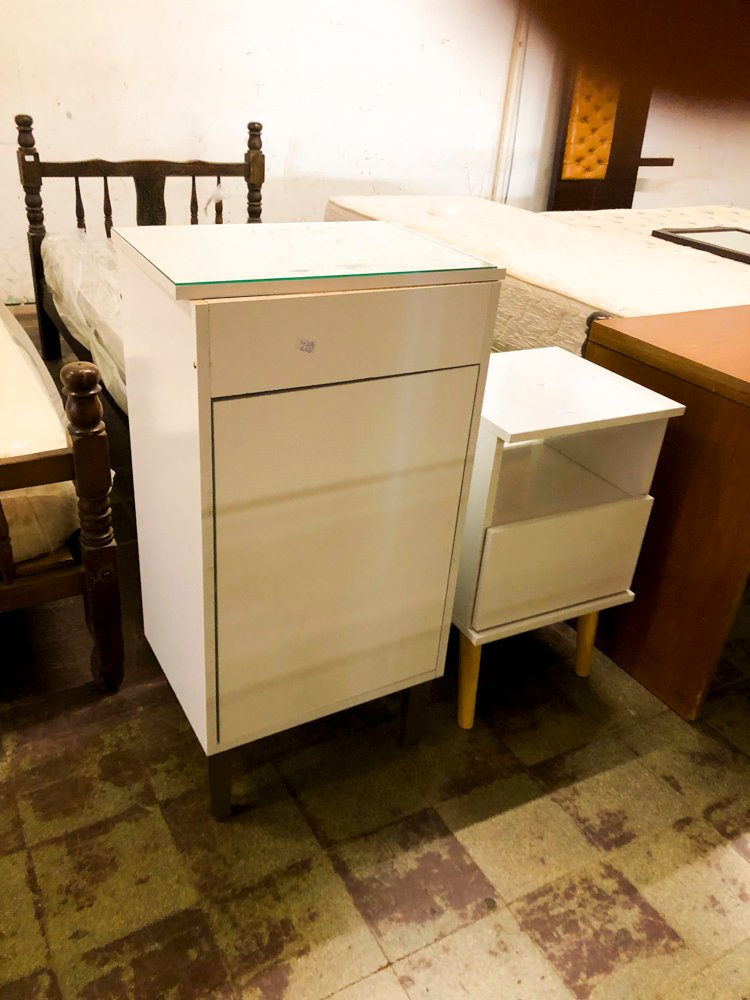 Mesa de luz blanca moderna con cajón y estante
