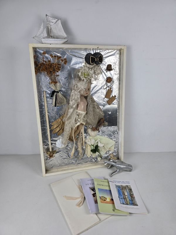 Ensamblaje Artístico Surrealista y Dadaísta de Doris Ryffel-Rawak con Folletos y Catálogos - imagen 1