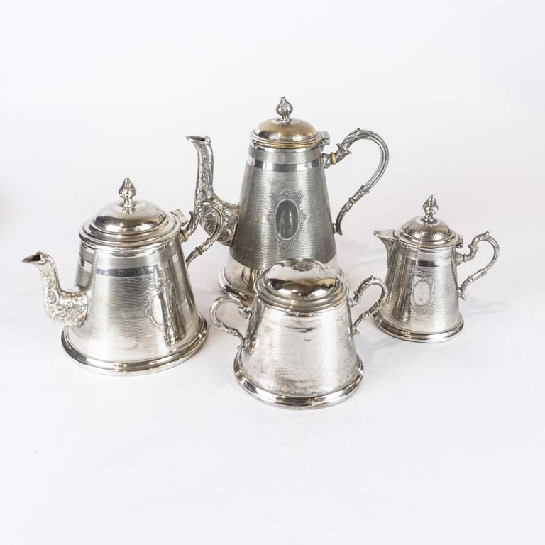 Lote siguiente: 4 Piezas de servir de platina (una con detalles y 2 con tapa suelta) - Medidas: 19 y 9cm 