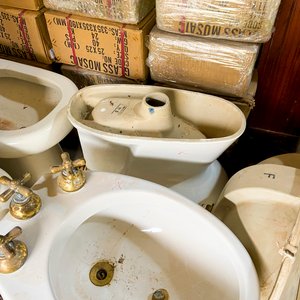 Tres piezas: un inodoro, bidé y mesada en marmol usados color blanco - imagen 4