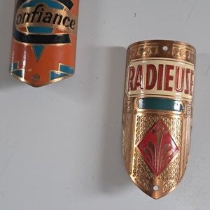 Lote siguiente: Insignias de Bicicleta "Confiance" y "Radieuse"