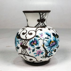 Florero de Porcelana Blanca con Flores y Detalles en Plata - imagen 4