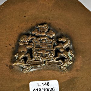 Caja de té octogonal en bronce con tapa decorada con escudo - imagen 3