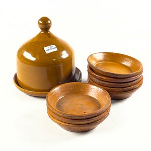 Lote siguiente: Juego de 9 Piezas de Cerámica: Dulcera con Tapa y Platillos
