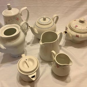 Lote Mixto Vajilla Vintage: Teteras, Cafeteras, Lechera y Azucarero de Porcelana y Loza Blanca - imagen 1