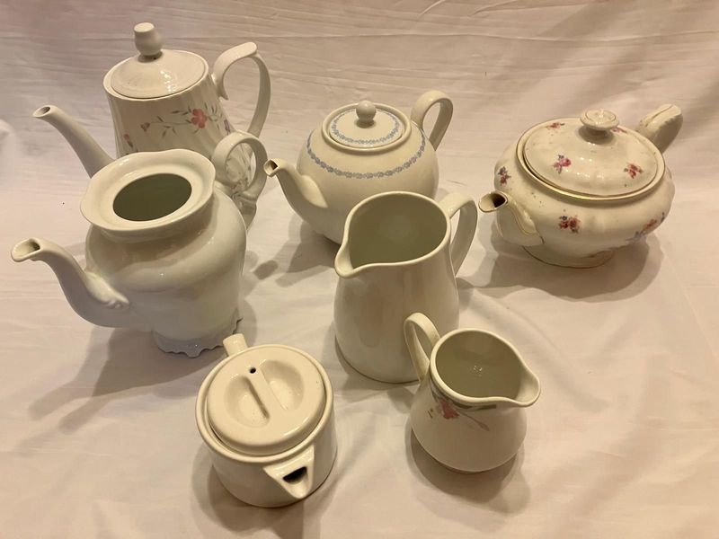 Lote Mixto Vajilla Vintage: Teteras, Cafeteras, Lechera y Azucarero de Porcelana y Loza Blanca