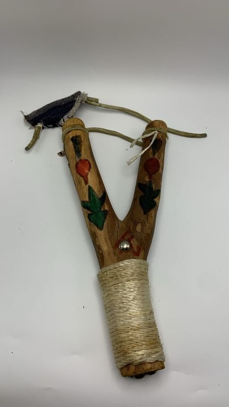 Lanzador de bolas antiguo con diseños pintados - imagen 1