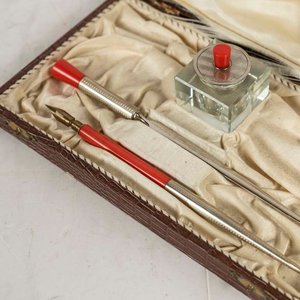 Set de Escritorio Antiguo: Tintero, Abrecartas y Pluma en Plata y Baquelita Coral con Estuche - imagen 2