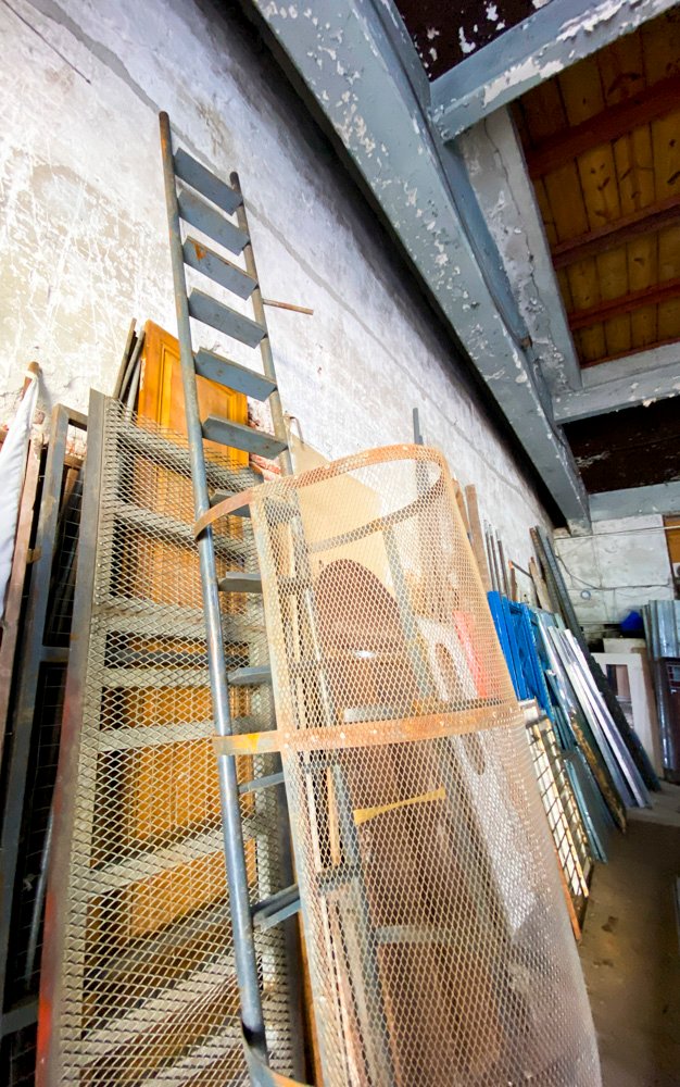 Escalera de metal gris con protección - imagen 3