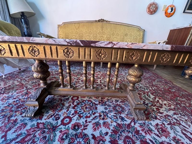 Mesa ratona de madera esculturada y dorada con tapa de mármol - imagen 6