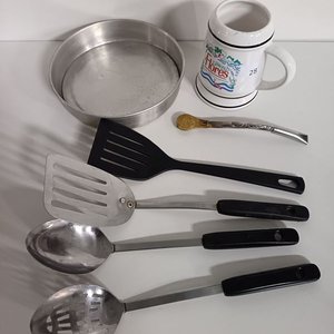 Lote siguiente: Lote de Utensilios de Cocina y Taza Decorativa
