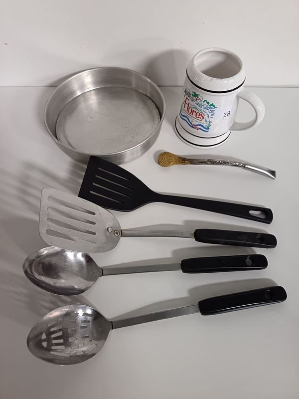 Lote de Utensilios de Cocina y Taza Decorativa