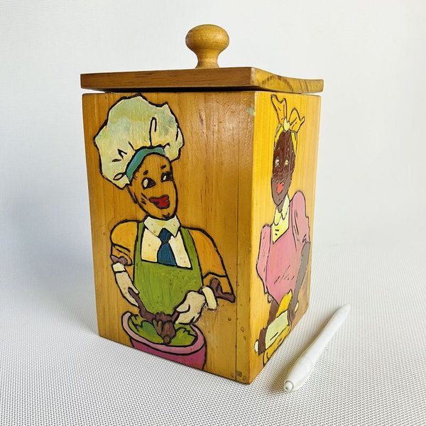 Pote de madera con tapa pintado a mano con relieve motivo personajes - imagen 1