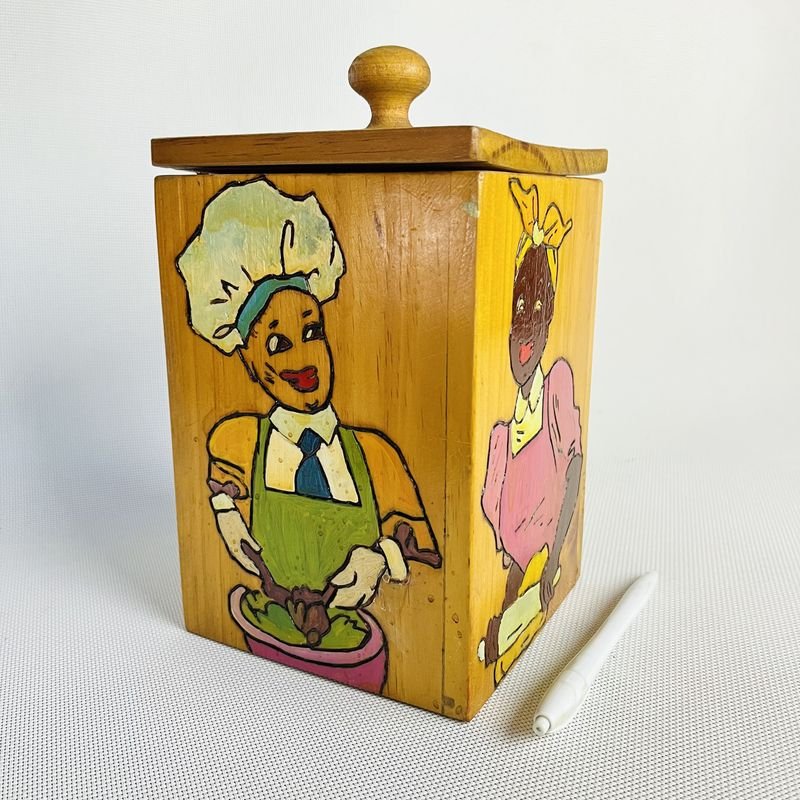 Pote de madera con tapa pintado a mano con relieve motivo personajes - imagen 1