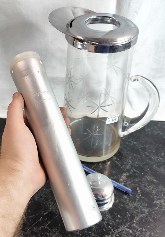 Jarra de agua en vidrio tallado con tapa metálica y tubo en aluminio - imagen 3