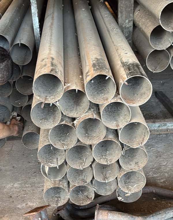 Lote de Tubos Metálicos Industriales