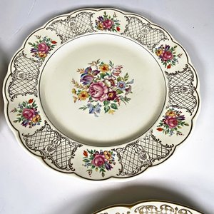 Cuatro Platos de Loza Inglesa "Cresta" y "Wood's Ivory Ware" con Decoración Floral y Bordes Dorados - imagen 6