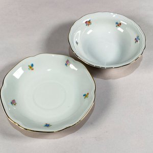 Conjunto de Loza Checoslovaca con Decoración Floral: Platos, Tazas y Piezas de Servir - imagen 3