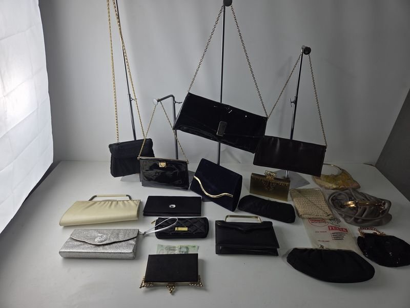 Lote siguiente: Gran lote de carteras y bolsos de alta calidad