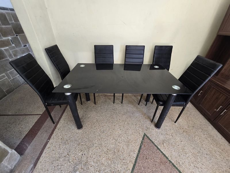 Mesa de comedor con sillas en excelente estado
