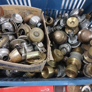 Lote de Pomos, Cerraduras y Manijas para Puertas y Cajones - imagen 6