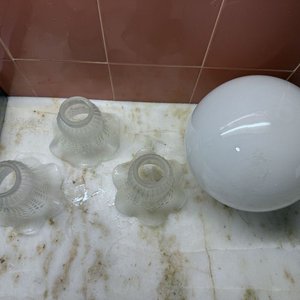 Lote de 3 Pantallas de Vidrio Estriadas y 1 Esfera Blanca Opaca - imagen 8