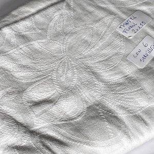 Mantel Blanco Bordado con 6 Servilletas y Encaje - imagen 3