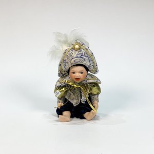Lote siguiente: Muñeca Moderna de Porcelana con Vestido Azul y Detalles Dorados - 24 cm