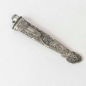 Lote siguiente: Vaina de Metal Labrado con Detalles Florales - 10 cm