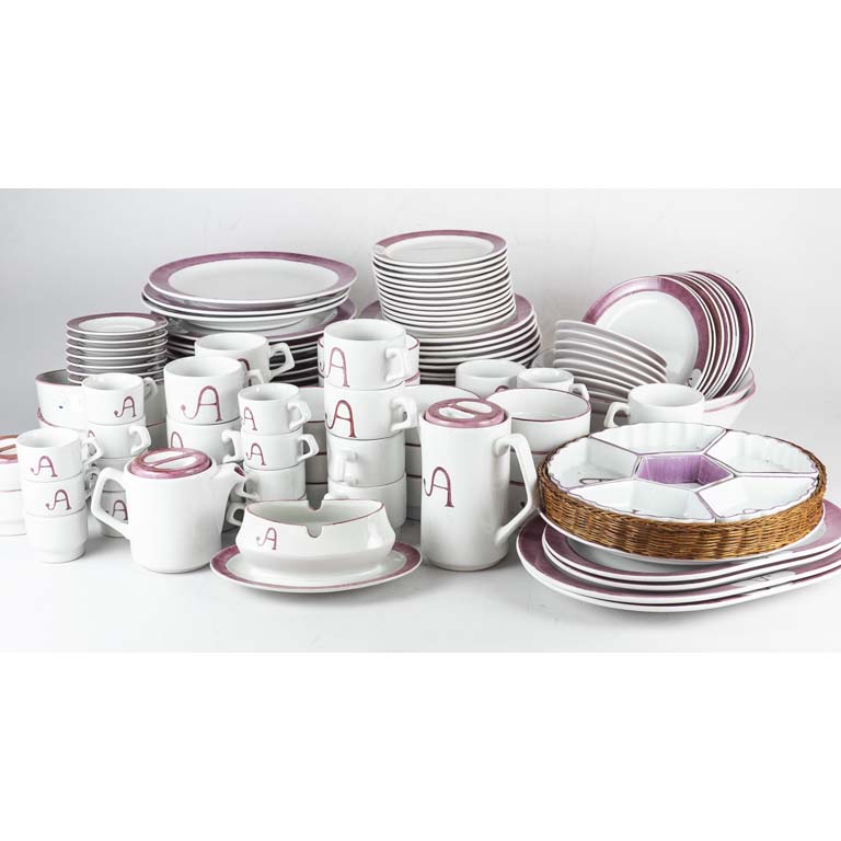 150 Piezas de juego de mesa de porcelana Olmos pintadas con letra A. Copetinero con cascadura - Medidas: Taza de té 8.5x7.5cm