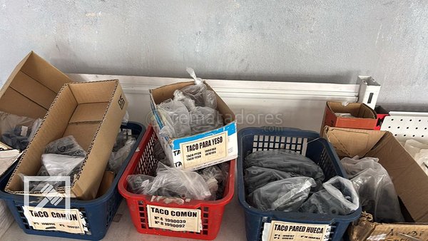 Cajas y Cestas con Repuestos Varios