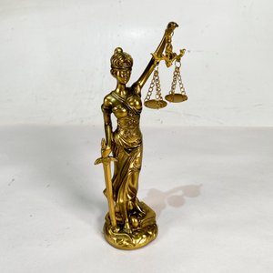 Figura "Diosa de la Justicia" Dorada - 22 cm - imagen 1
