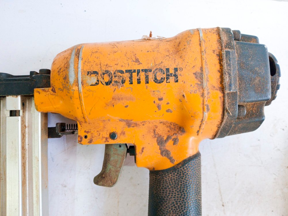 Afilador de cadena de motosierra y discos de madera y clavadora Bostitch - imagen 5