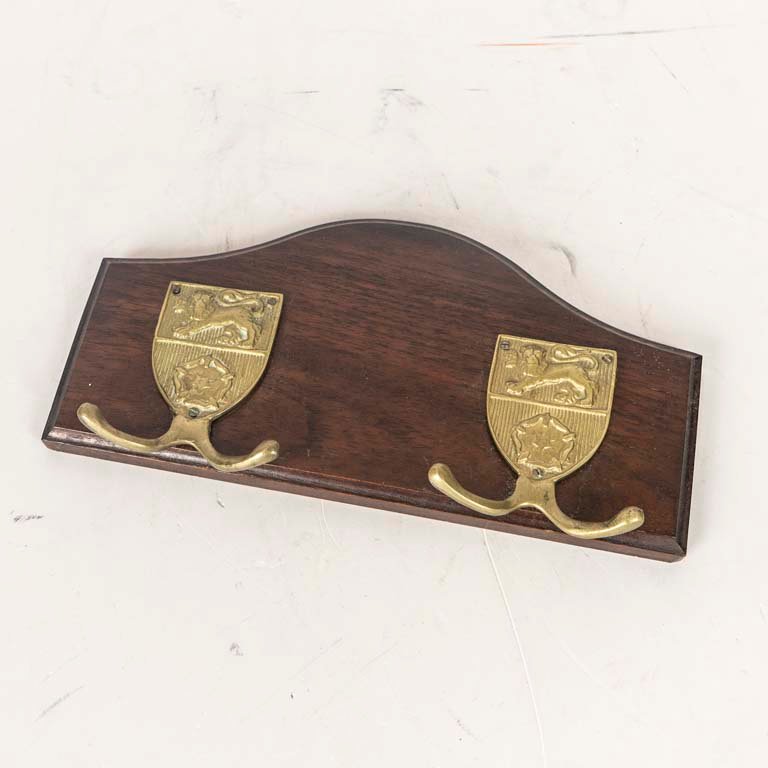Perchero de Pared Vintage Madera y Bronce con Escudos Decorativos