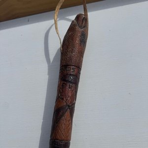 Rebenque Artesanal con Grabados y Tira de Cuero - imagen 2