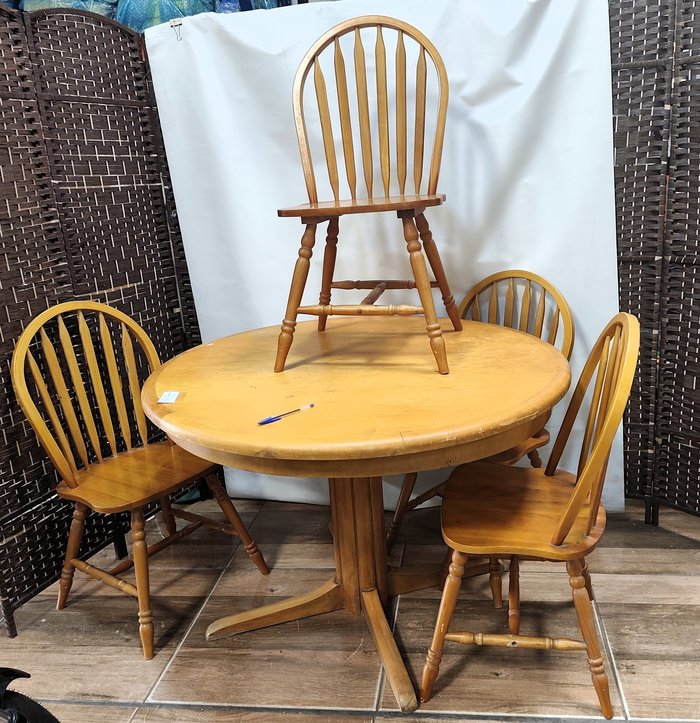 Lote siguiente: Mueble de comedor en madera maciza, mesa redonda y sillas