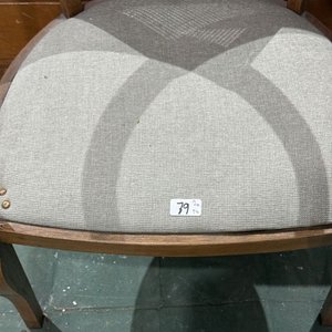 Lote siguiente: Silla Butaca Estilo Clásico en Madera de Roble y Tapizado Gris