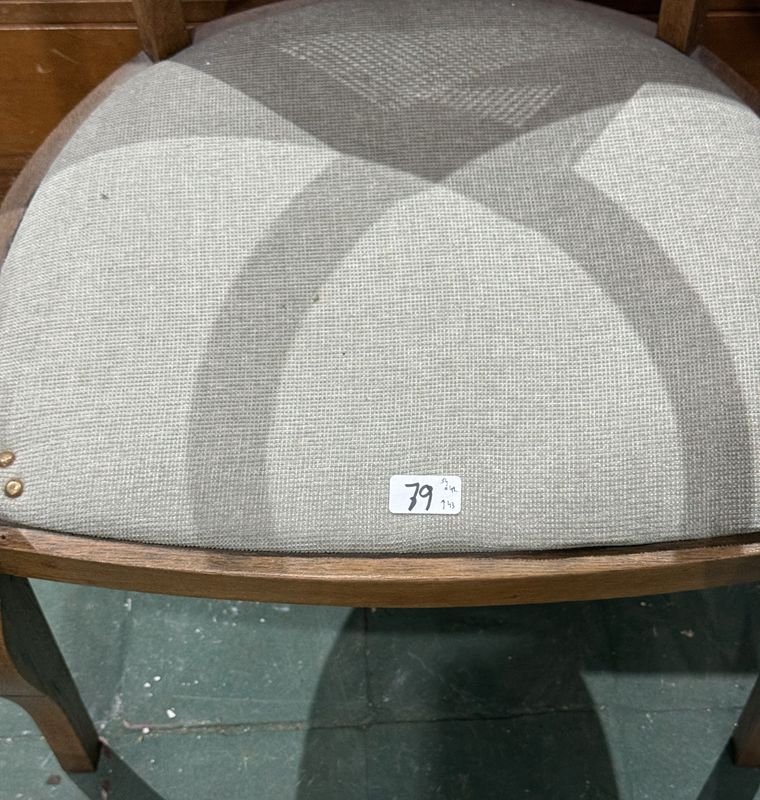 Silla Butaca Estilo Clásico en Madera de Roble y Tapizado Gris