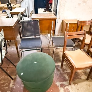 Lote anterior: Lote de Muebles Variados: Sillas, Puff y Mesas