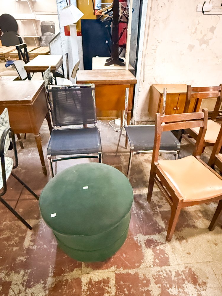 Lote de Muebles Variados: Sillas, Puff y Mesas