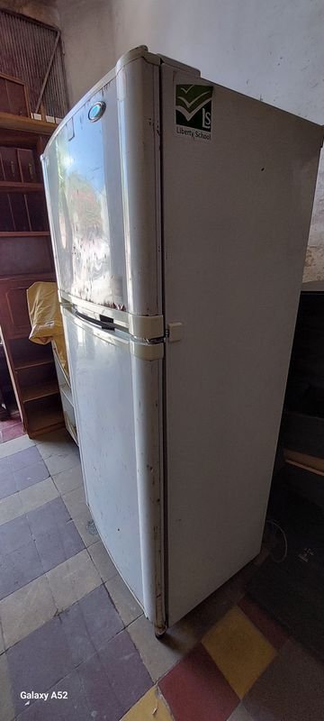 Refrigerador blanco con congelador - imagen 3