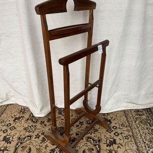 Lote siguiente: Perchero de Pie Despojador de Madera Estilo Clásico