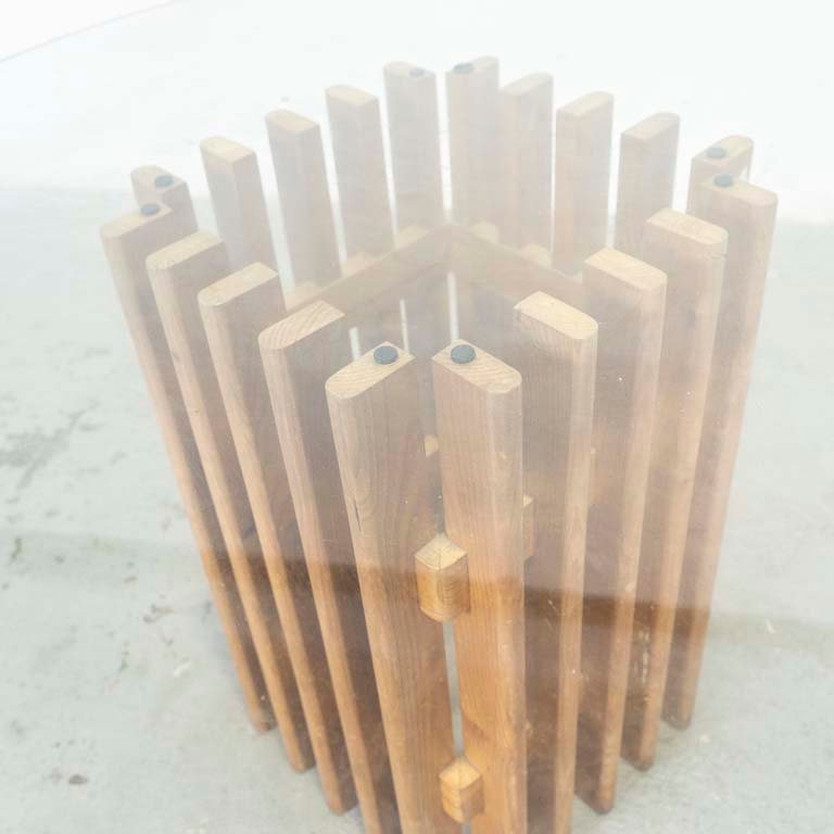 Mesa de comedor circular con tapa de vidrio y pata central de madera - imagen 2